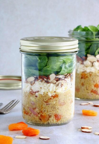 Découvrez ou redécouvrez le concept de salade en bocal avec cette salad jar de quinoa, abricots et feta.