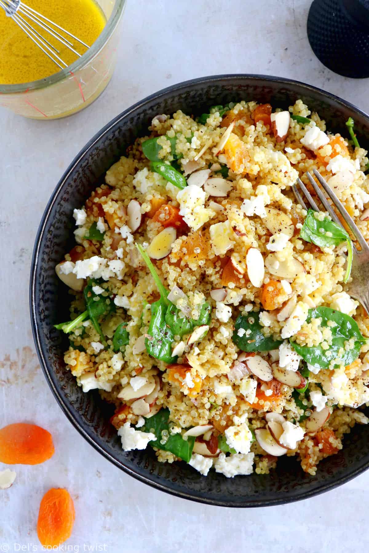 Découvrez ou redécouvrez le concept de salade en bocal avec cette salad jar de quinoa, abricots et feta.