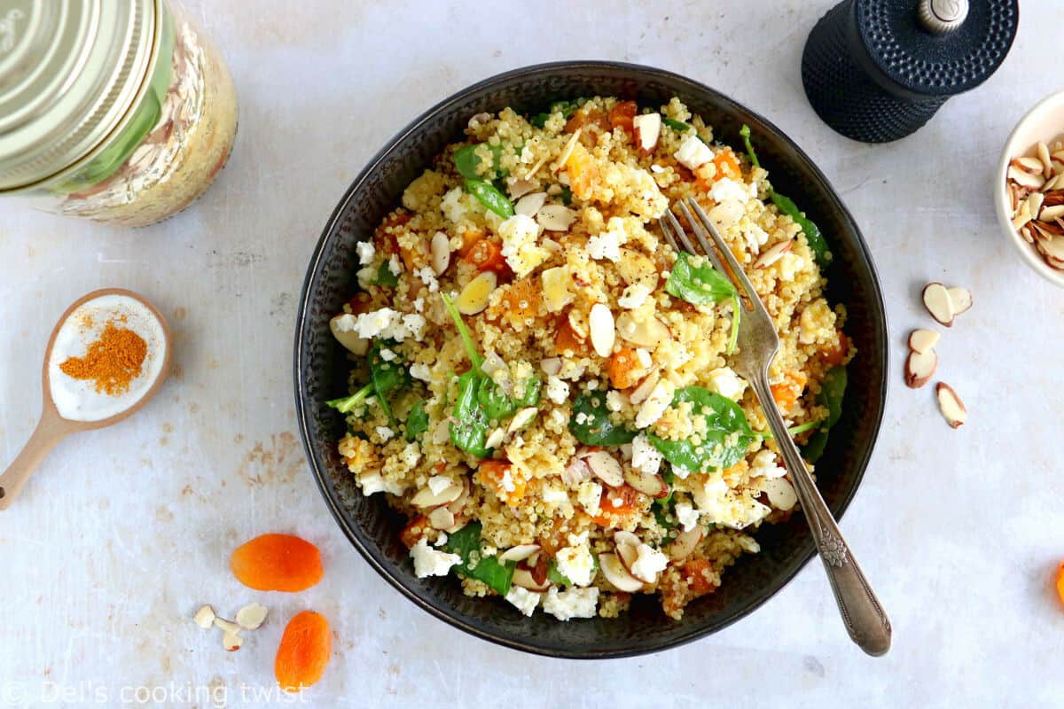 Découvrez ou redécouvrez le concept de salade en bocal avec cette salad jar de quinoa, abricots et feta.