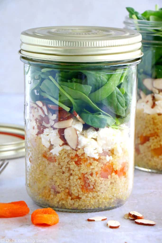 Découvrez ou redécouvrez le concept de salade en bocal avec cette salad jar de quinoa, abricots et feta.