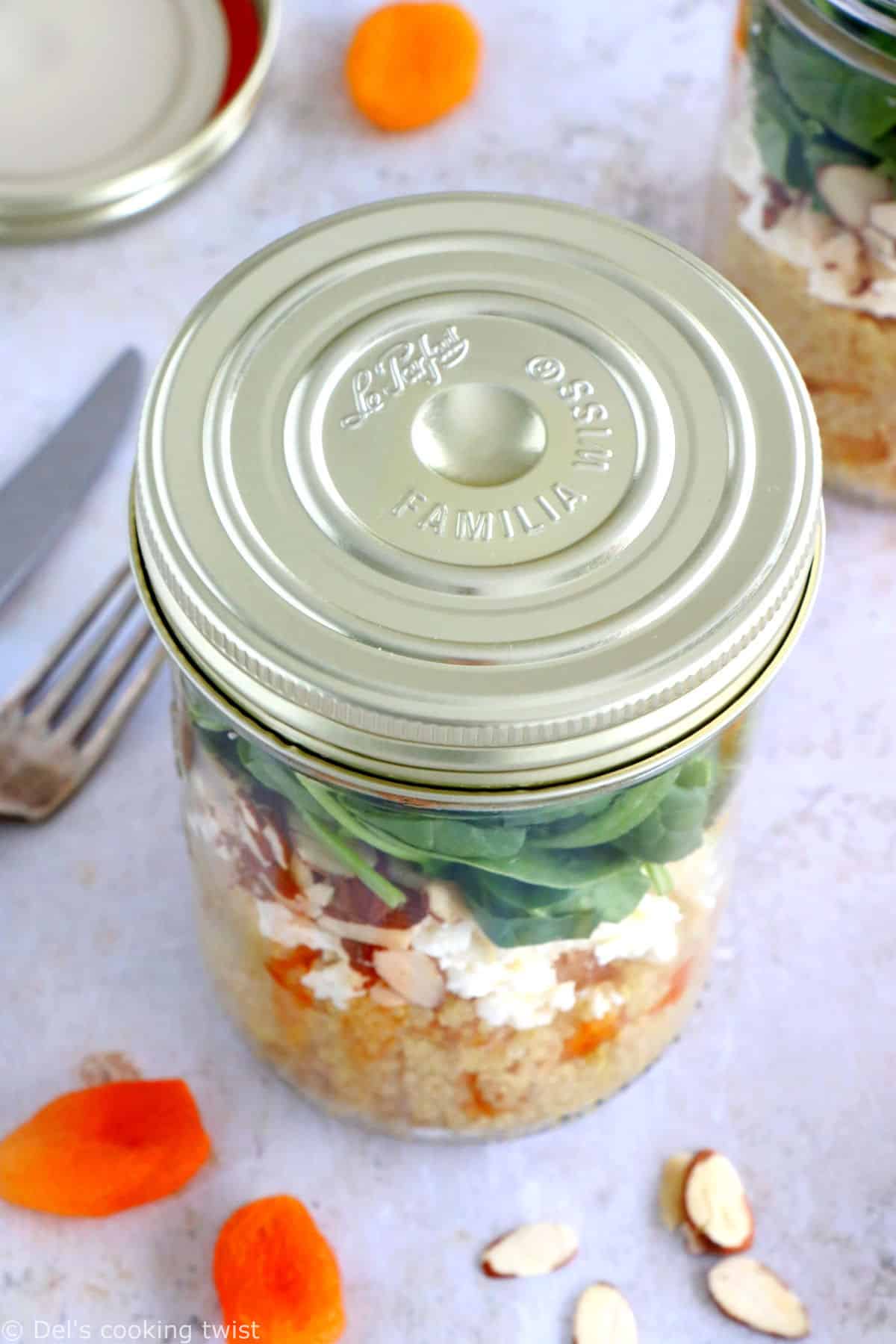 Découvrez ou redécouvrez le concept de salade en bocal avec cette salad jar de quinoa, abricots et feta.