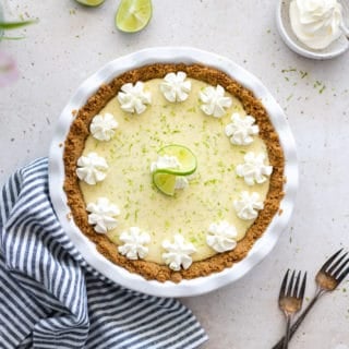 Avec ses saveurs douces et acidulées, la key lime pie est le dessert rafraîchissant par excellence. Facile à préparer, ce dessert américain à base de petits citrons verts (les fameux key limes) est doux et crémeux, sur fond d'une base de biscuits croustillants.