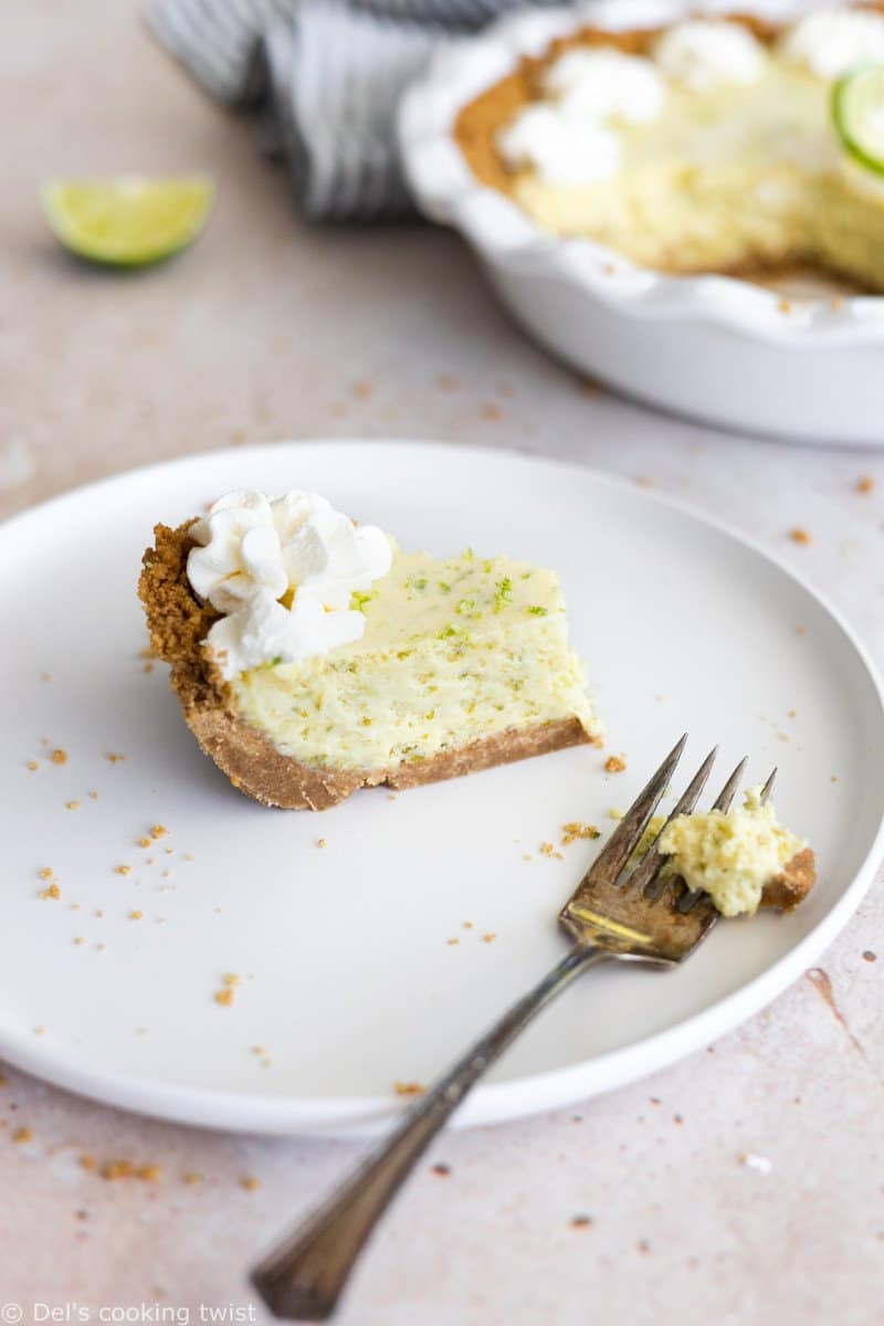 Avec ses saveurs douces et acidulées, la key lime pie est le dessert rafraîchissant par excellence. Facile à préparer, ce dessert américain à base de petits citrons verts (les fameux key limes) est doux et crémeux, sur fond d'une base de biscuits croustillants.