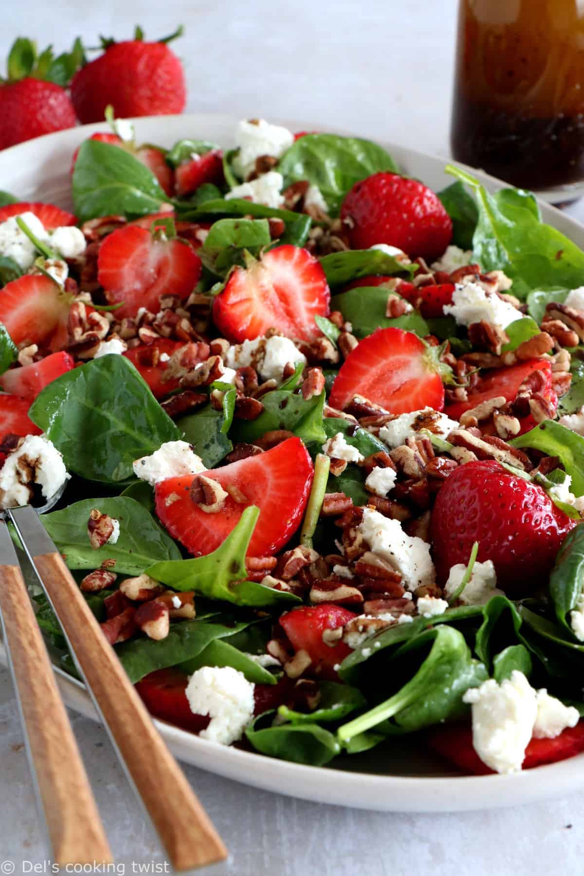 Délicieuse salade d'épinards, fraises et chèvre frais, accompagnée d'une vinaigrette au vinaigre balsamique et aux graines de pavot .