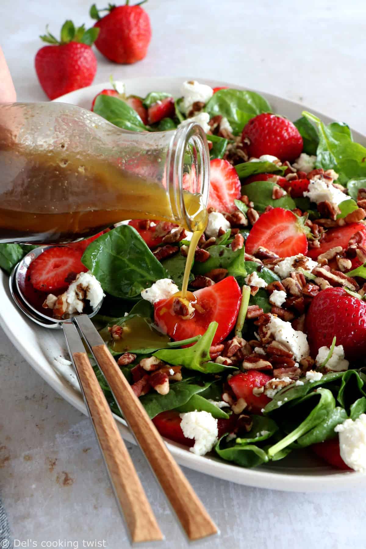 Délicieuse salade d'épinards, fraises et chèvre frais, accompagnée d'une vinaigrette au vinaigre balsamique et aux graines de pavot .