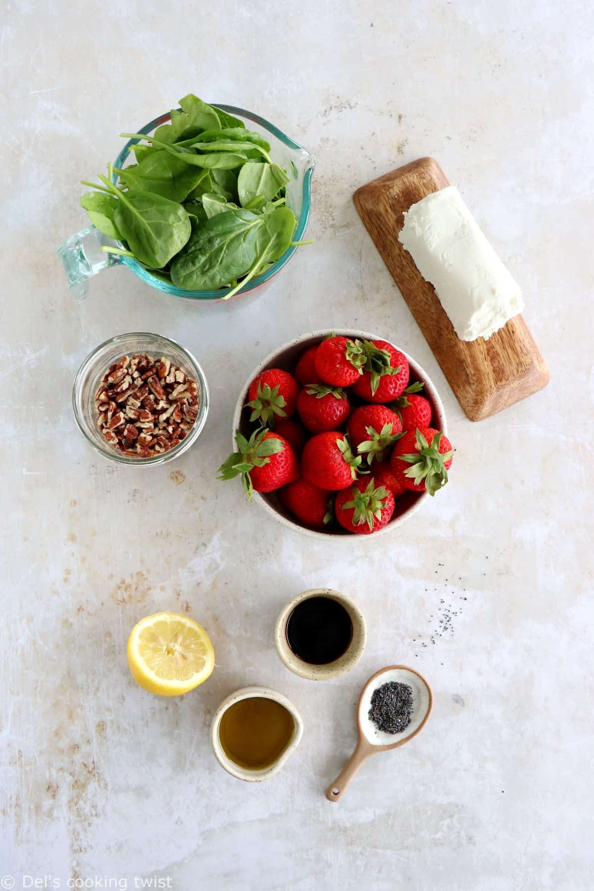 Délicieuse salade d'épinards, fraises et chèvre frais, accompagnée d'une vinaigrette au vinaigre balsamique et aux graines de pavot .