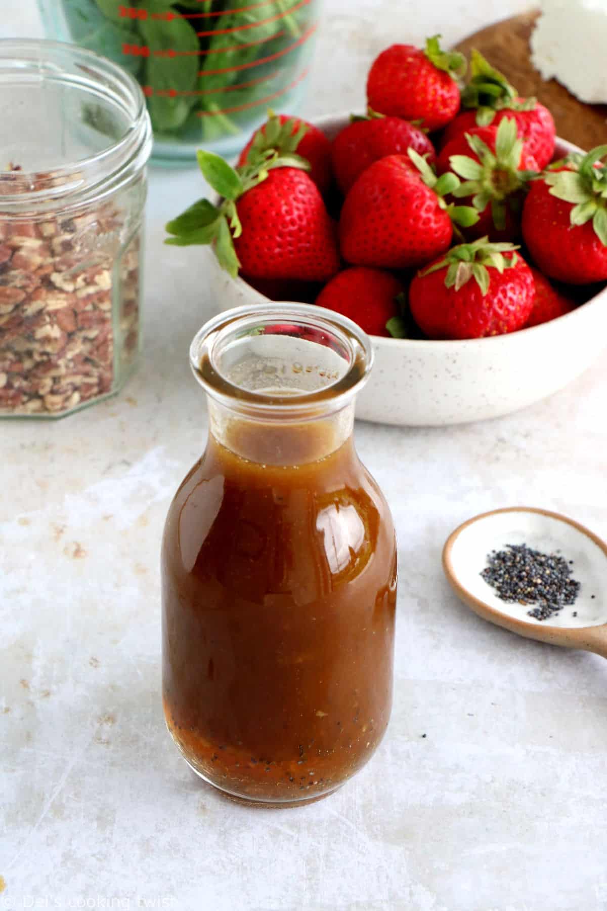 Délicieuse salade d'épinards, fraises et chèvre frais, accompagnée d'une vinaigrette au vinaigre balsamique et aux graines de pavot .