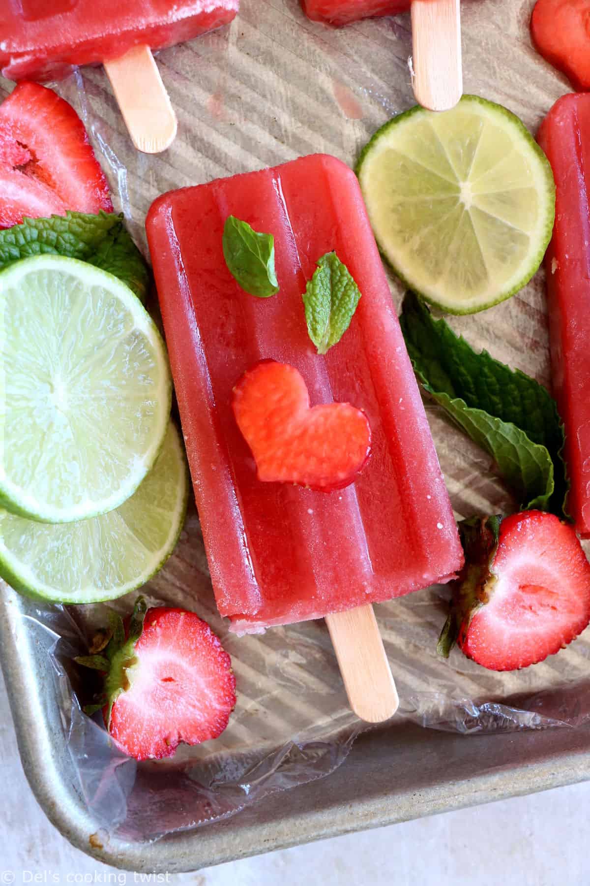 Les bâtonnets glacés à la pastèque sont une recette de sorbet légère et très rafraîchissante, idéale pour les jours de chaleur en été.