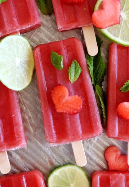 Les bâtonnets glacés à la pastèque sont une recette de sorbet légère et très rafraîchissante, idéale pour les jours de chaleur en été.