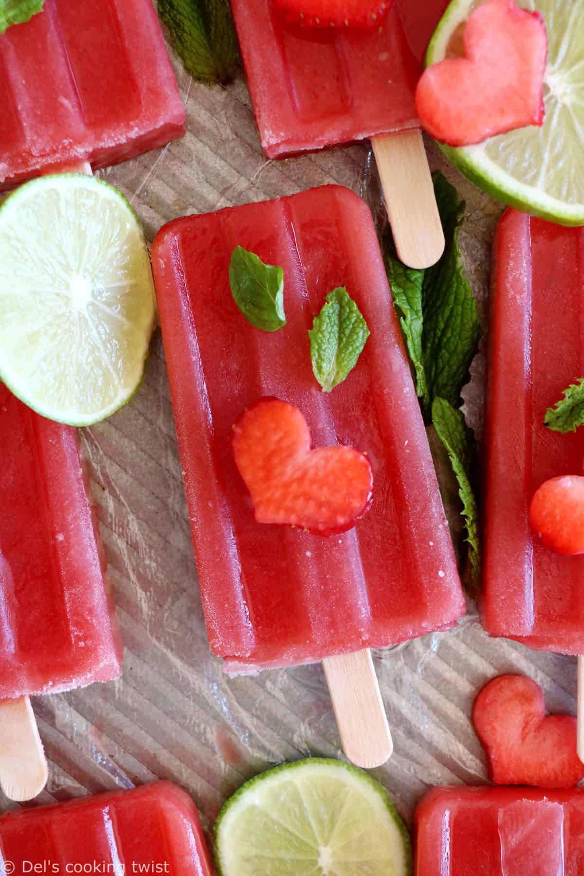 Les bâtonnets glacés à la pastèque sont une recette de sorbet légère et très rafraîchissante, idéale pour les jours de chaleur en été.