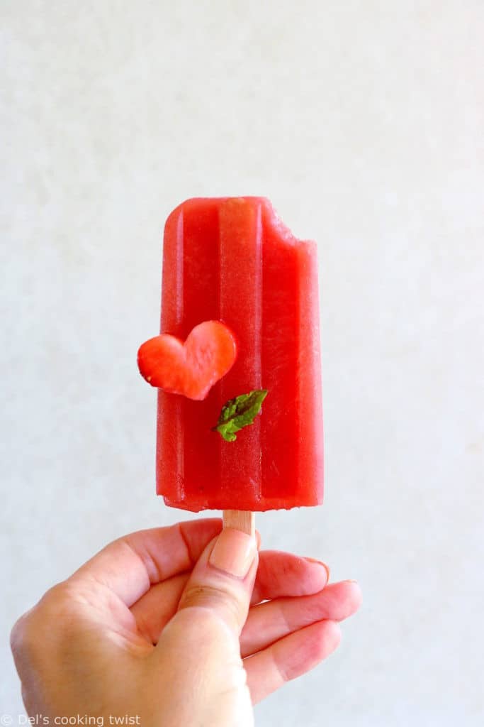 Les bâtonnets glacés à la pastèque sont une recette de sorbet légère et très rafraîchissante, idéale pour les jours de chaleur en été.