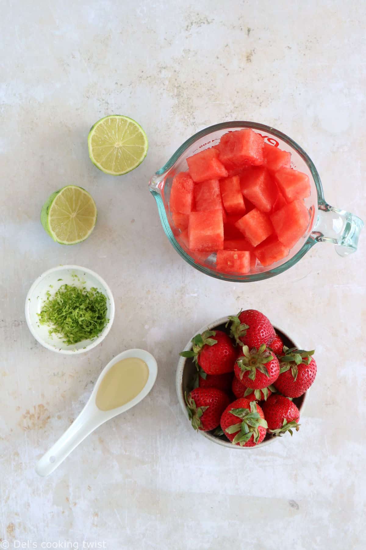 Les bâtonnets glacés à la pastèque sont une recette de sorbet légère et très rafraîchissante, idéale pour les jours de chaleur en été.
