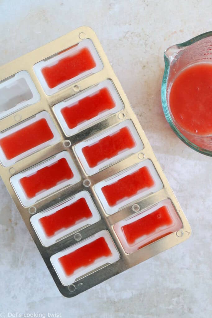 Les bâtonnets glacés à la pastèque sont une recette de sorbet légère et très rafraîchissante, idéale pour les jours de chaleur en été.