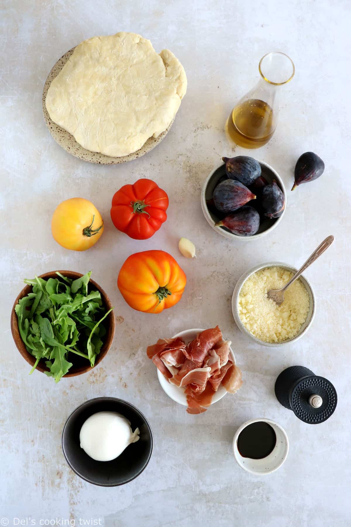 Cette tarte rustique aux tomates au vinaigre balsamique, prosciutto et figues fraîches mêle avec élégance des saveurs estivales réunies sur un fond de pâte brisée.