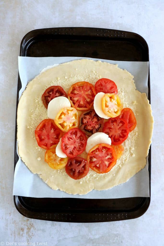 Cette tarte rustique aux tomates au vinaigre balsamique, prosciutto et figues fraîches mêle avec élégance des saveurs estivales réunies sur un fond de pâte brisée.