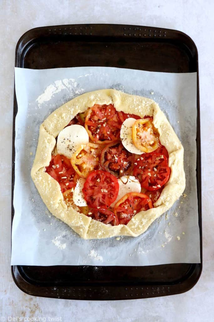 Cette tarte rustique aux tomates au vinaigre balsamique, prosciutto et figues fraîches mêle avec élégance des saveurs estivales réunies sur un fond de pâte brisée.