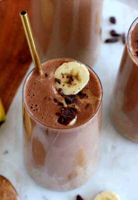 Avec seulement 5 ingrédients, ce smoothie banane, chocolat et purée d'amande est à la fois onctueux, gourmand et énergétique.
