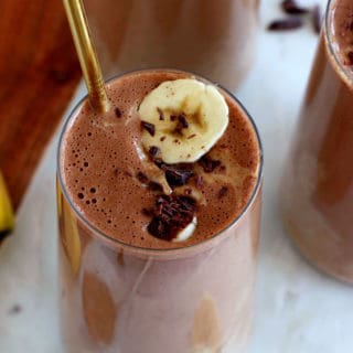 Avec seulement 5 ingrédients, ce smoothie banane, chocolat et purée d'amande est à la fois onctueux, gourmand et énergétique.