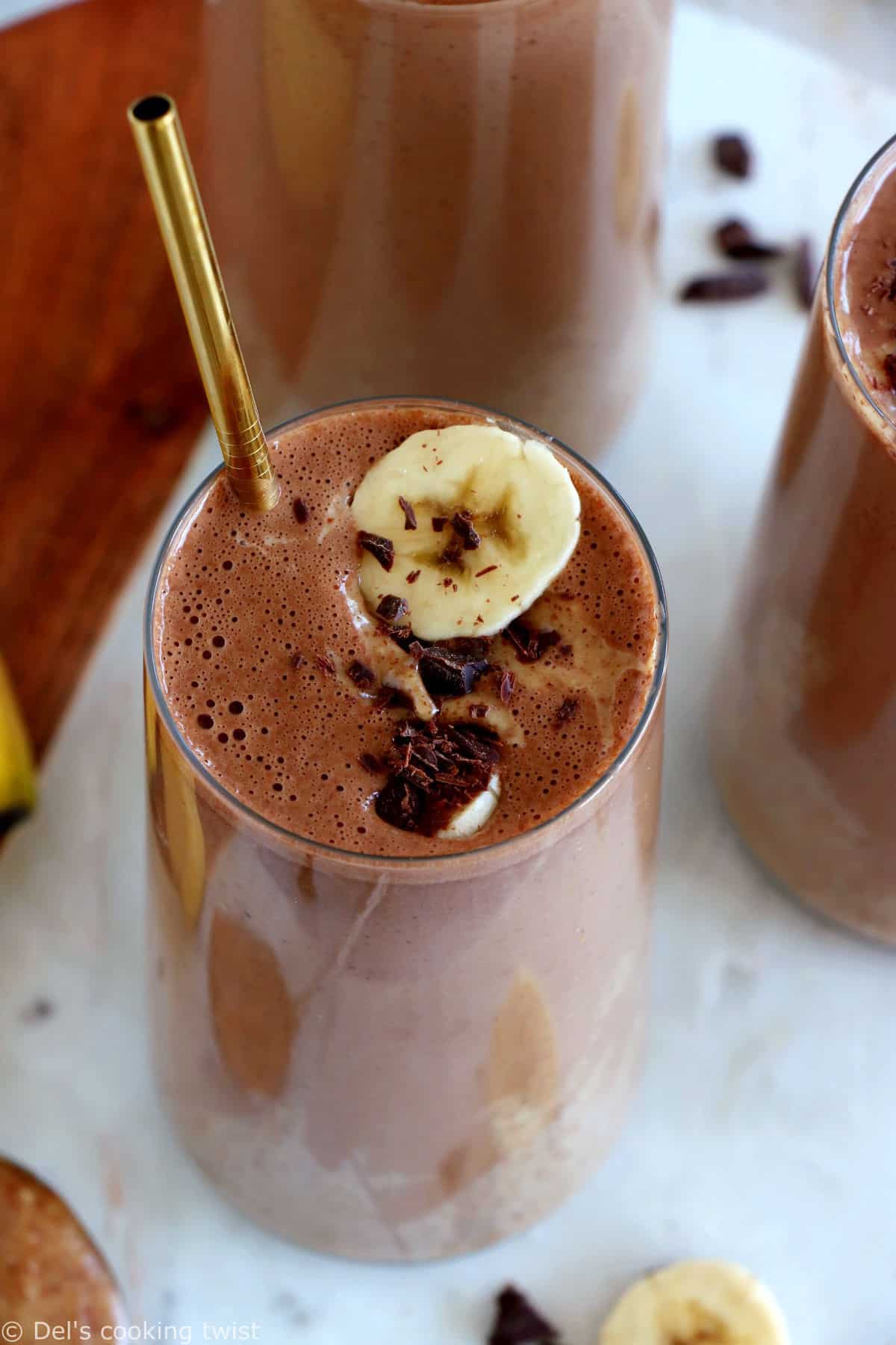 Avec seulement 5 ingrédients, ce smoothie banane, chocolat et purée d'amande est à la fois onctueux, gourmand et énergétique.