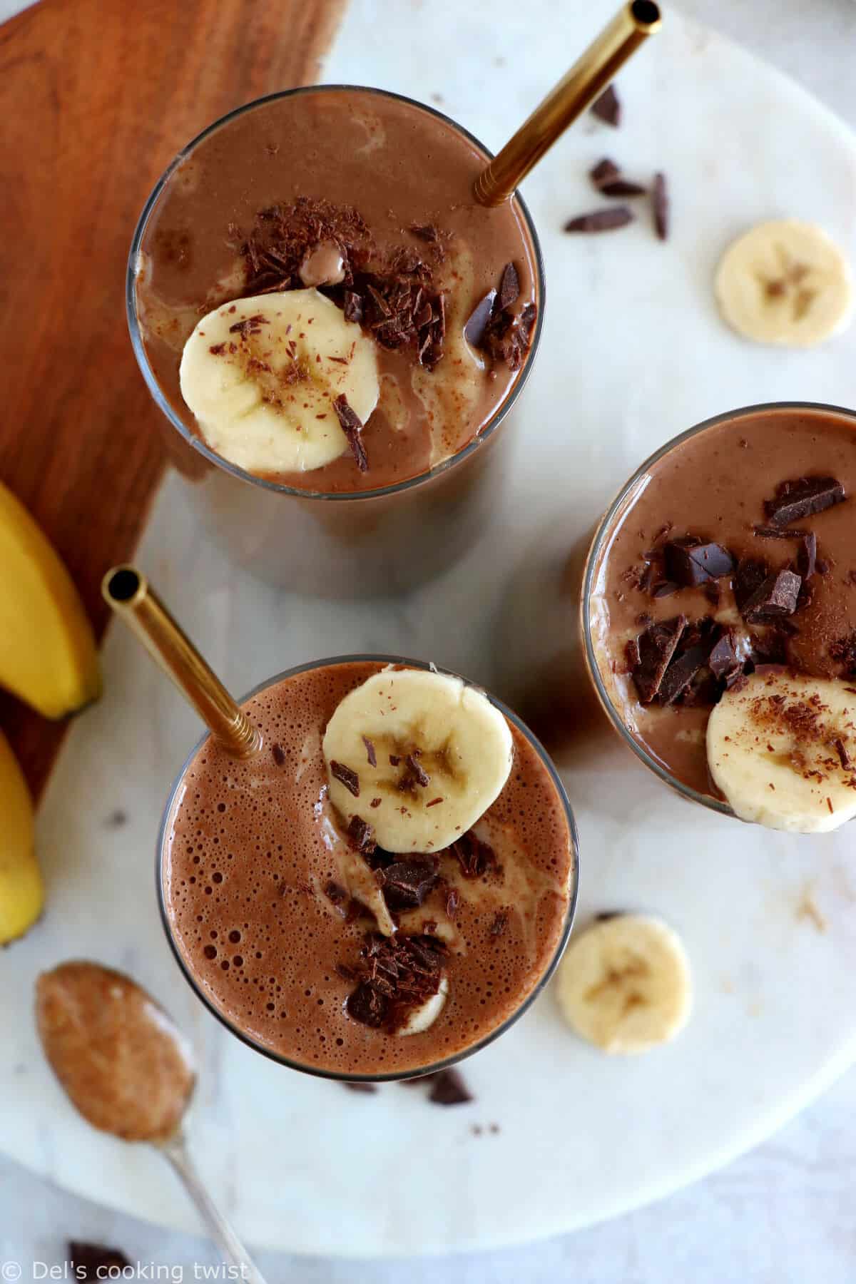 Avec seulement 5 ingrédients, ce smoothie banane, chocolat et purée d'amande est à la fois onctueux, gourmand et énergétique.