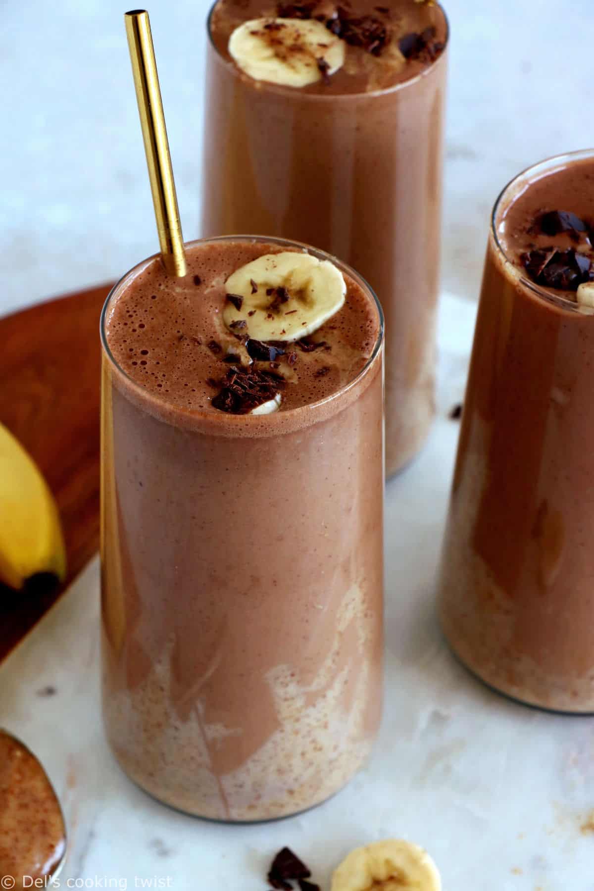 Avec seulement 5 ingrédients, ce smoothie banane, chocolat et purée d'amande est à la fois onctueux, gourmand et énergétique.