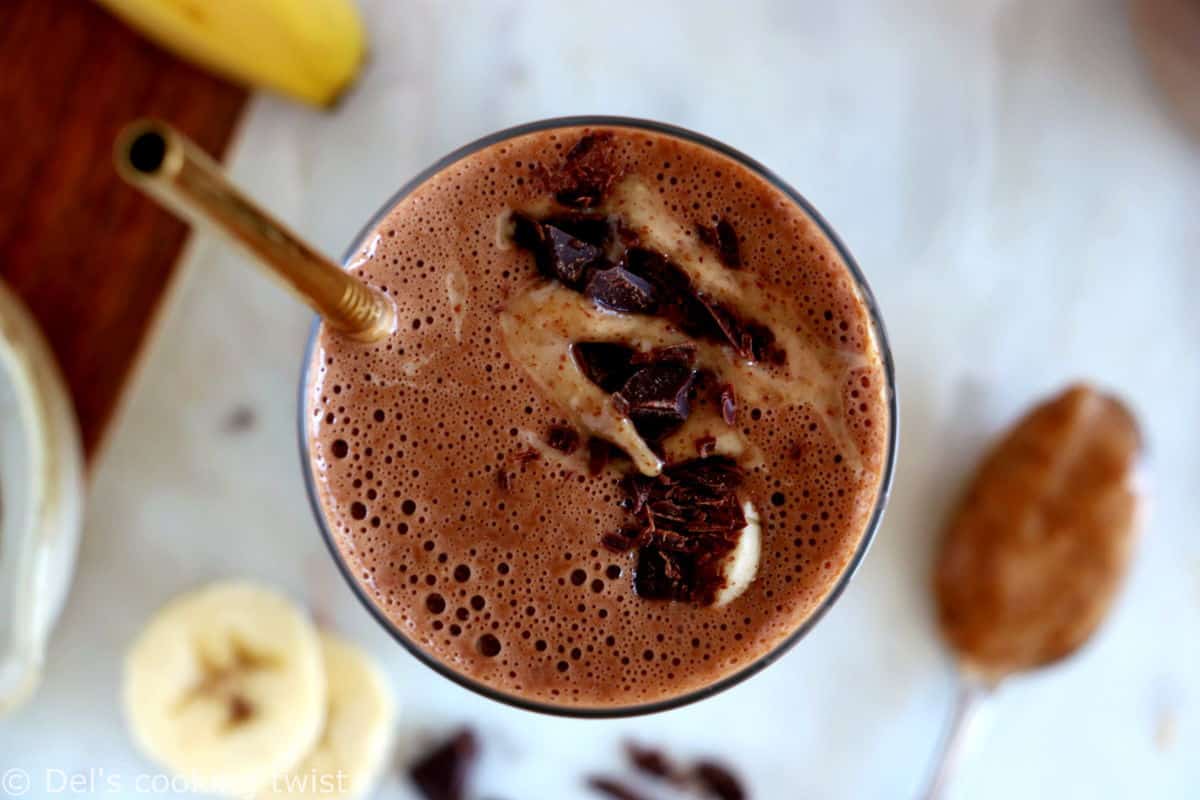 Avec seulement 5 ingrédients, ce smoothie banane, chocolat et purée d'amande est à la fois onctueux, gourmand et énergétique.