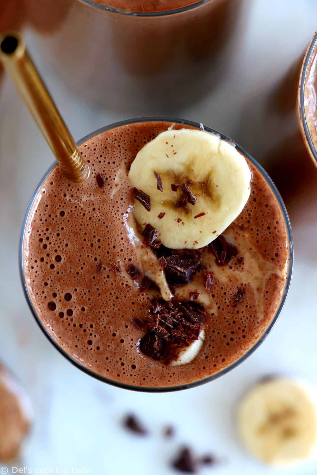 Avec seulement 5 ingrédients, ce smoothie banane, chocolat et purée d'amande est à la fois onctueux, gourmand et énergétique.