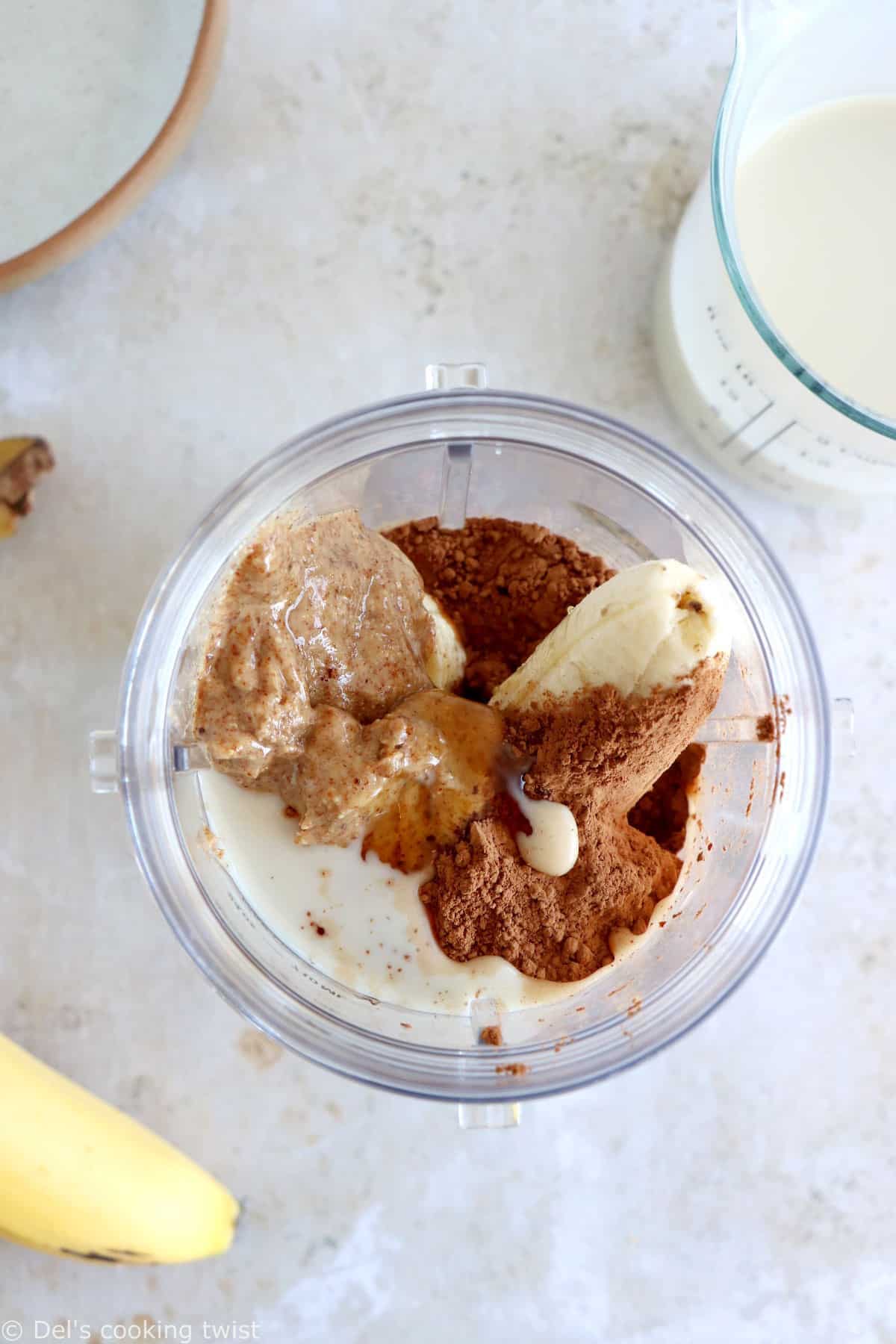 This 5-ingredient chocolate almond banana smoothie is rich, deliciously creamy and perfectly healthy.