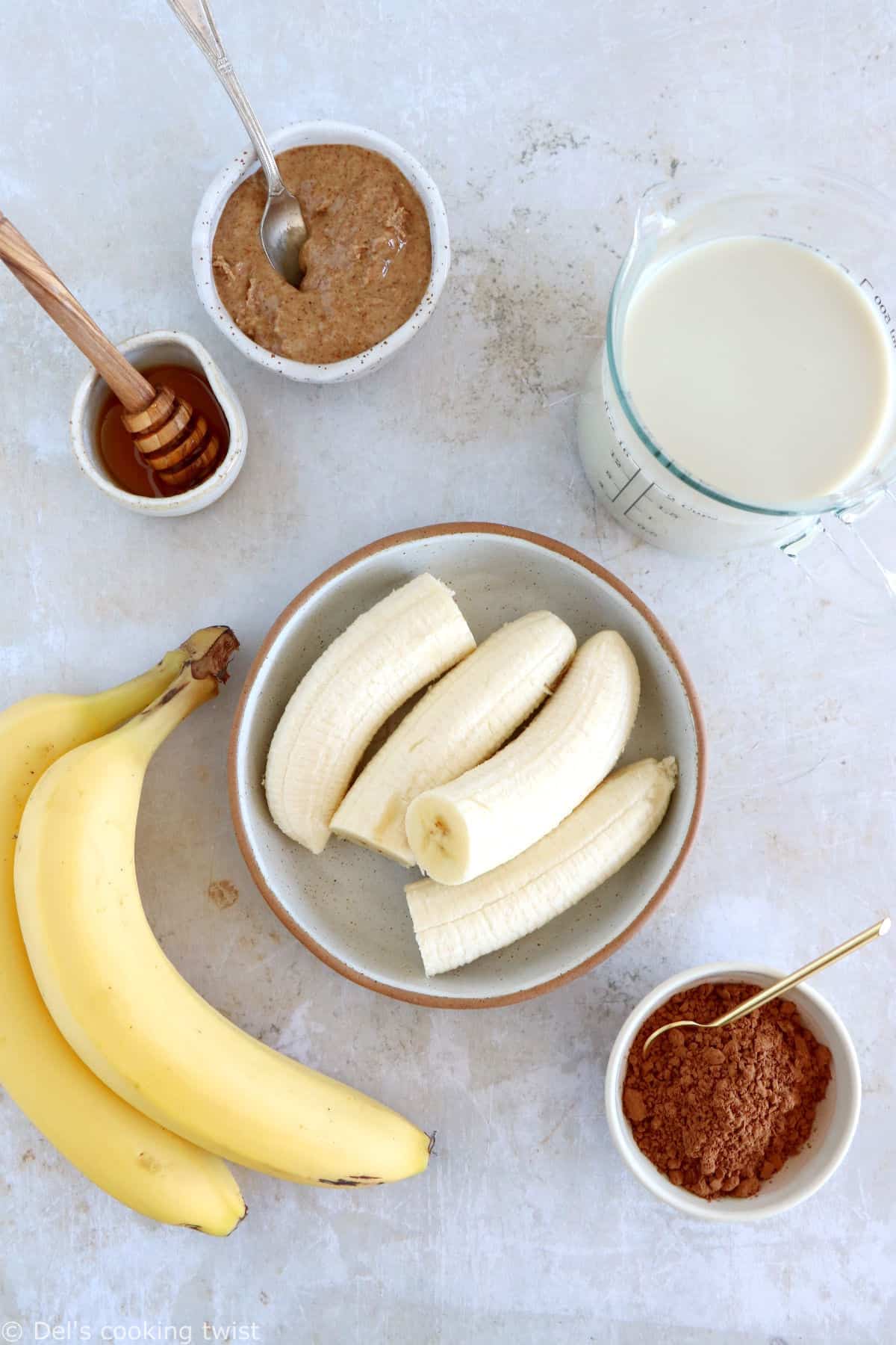 Avec seulement 5 ingrédients, ce smoothie banane, chocolat et purée d'amande est à la fois onctueux, gourmand et énergétique.