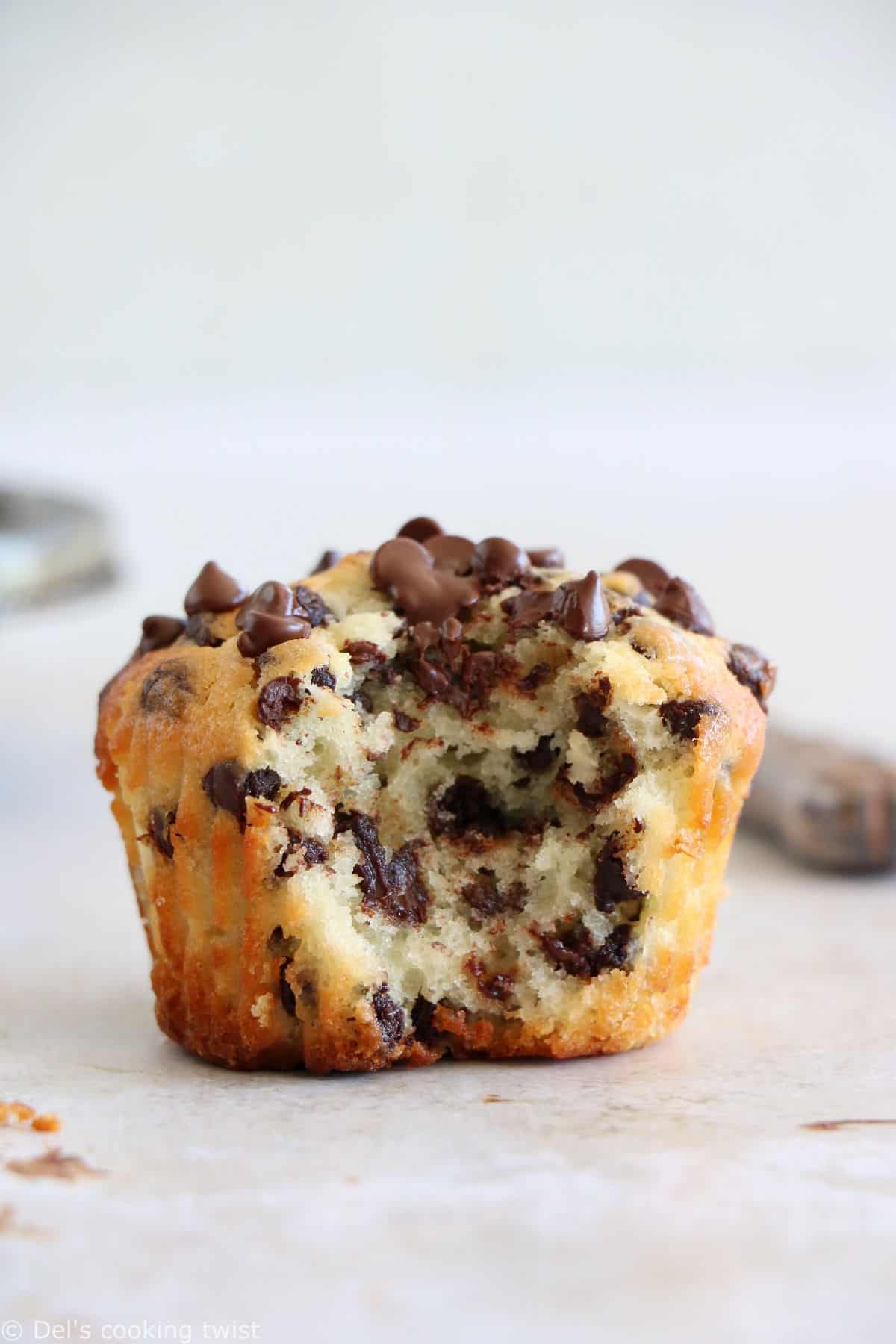 Ces muffins aux pépites de chocolat sont tendres, moelleux et garnis de mini pépites de chocolat. Une idée parfaite pour le goûter.