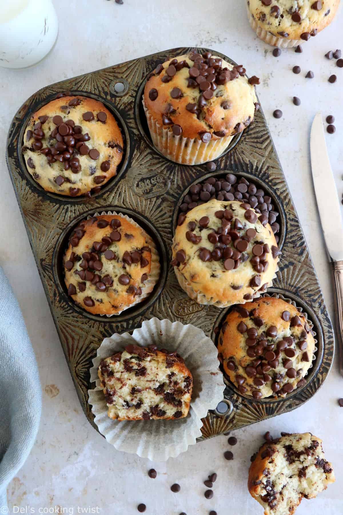 Ces muffins aux pépites de chocolat sont tendres, moelleux et garnis de mini pépites de chocolat. Une idée parfaite pour le goûter.