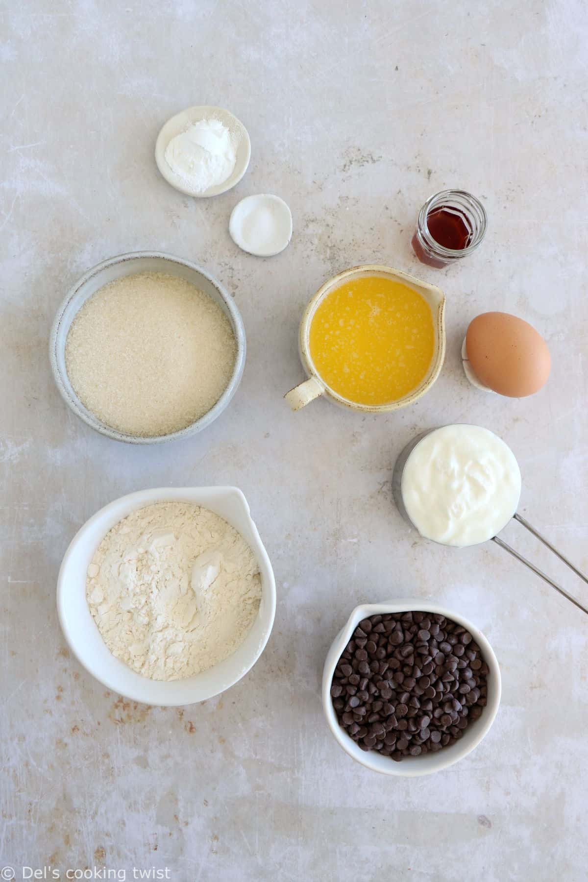 Ces muffins aux pépites de chocolat sont tendres, moelleux et garnis de mini pépites de chocolat. Une idée parfaite pour le goûter.