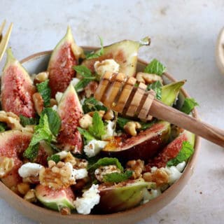 Cette salade de figues, chèvre et noix est d'une simplicité enfantine et regorge de saveurs fraîches et subtiles.