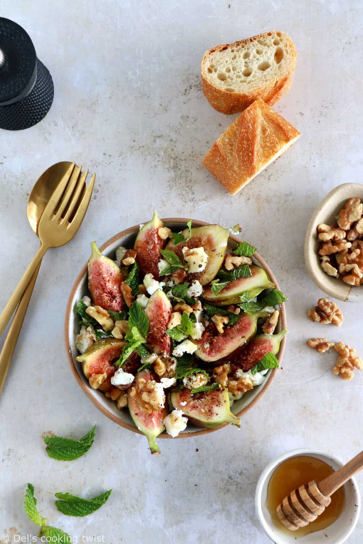 Cette salade de figues, chèvre et noix est d'une simplicité enfantine et regorge de saveurs fraîches et subtiles.