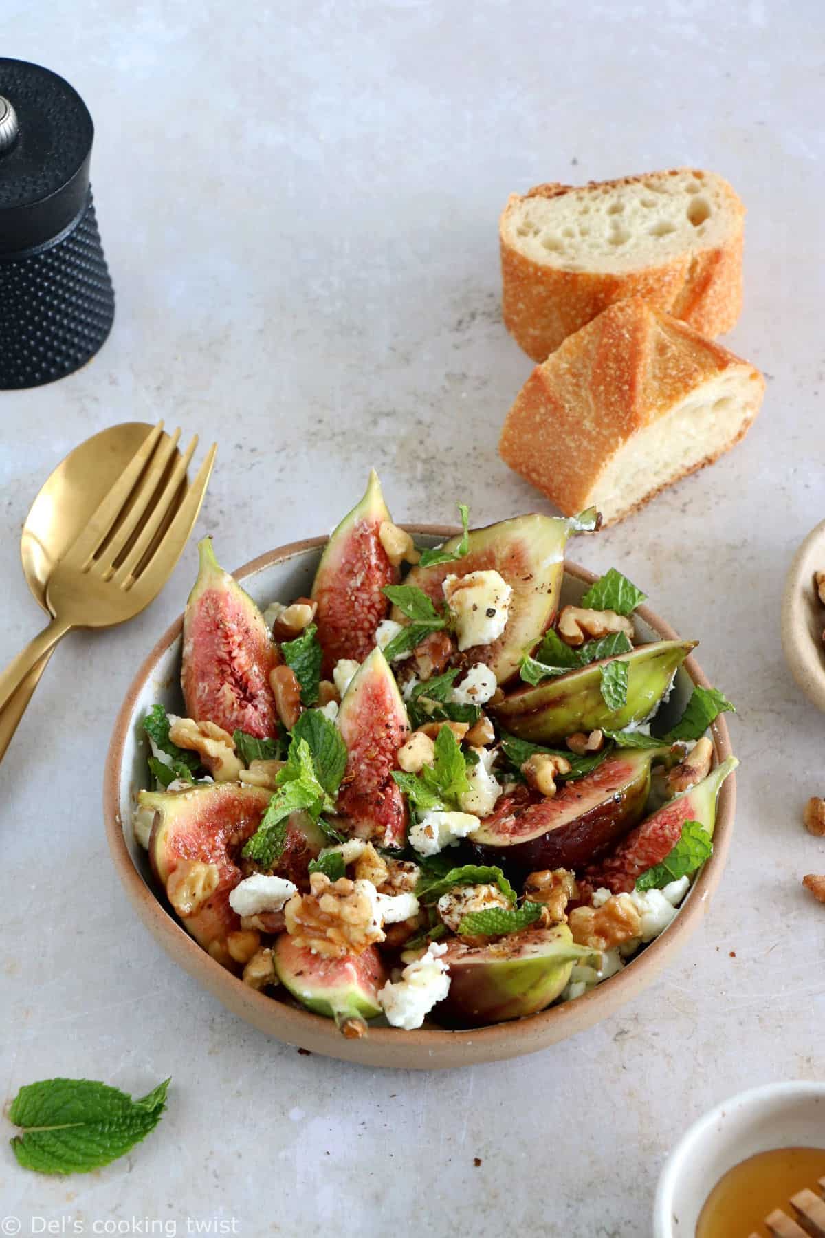 This simple fig and goat cheese salad with honey is bursting with refreshing flavors. A quick 5-minute recipe that is both vegetarian and gluten-free.