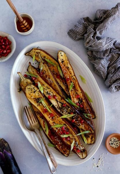 Les aubergines au miso à la japonaise (Nasu Dengaku) sont à plat traditionnel du Japon aux saveurs umami.