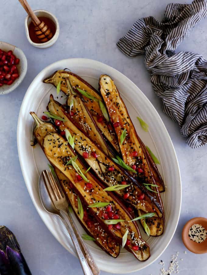 Les aubergines au miso à la japonaise (Nasu Dengaku) sont à plat traditionnel du Japon aux saveurs umami.