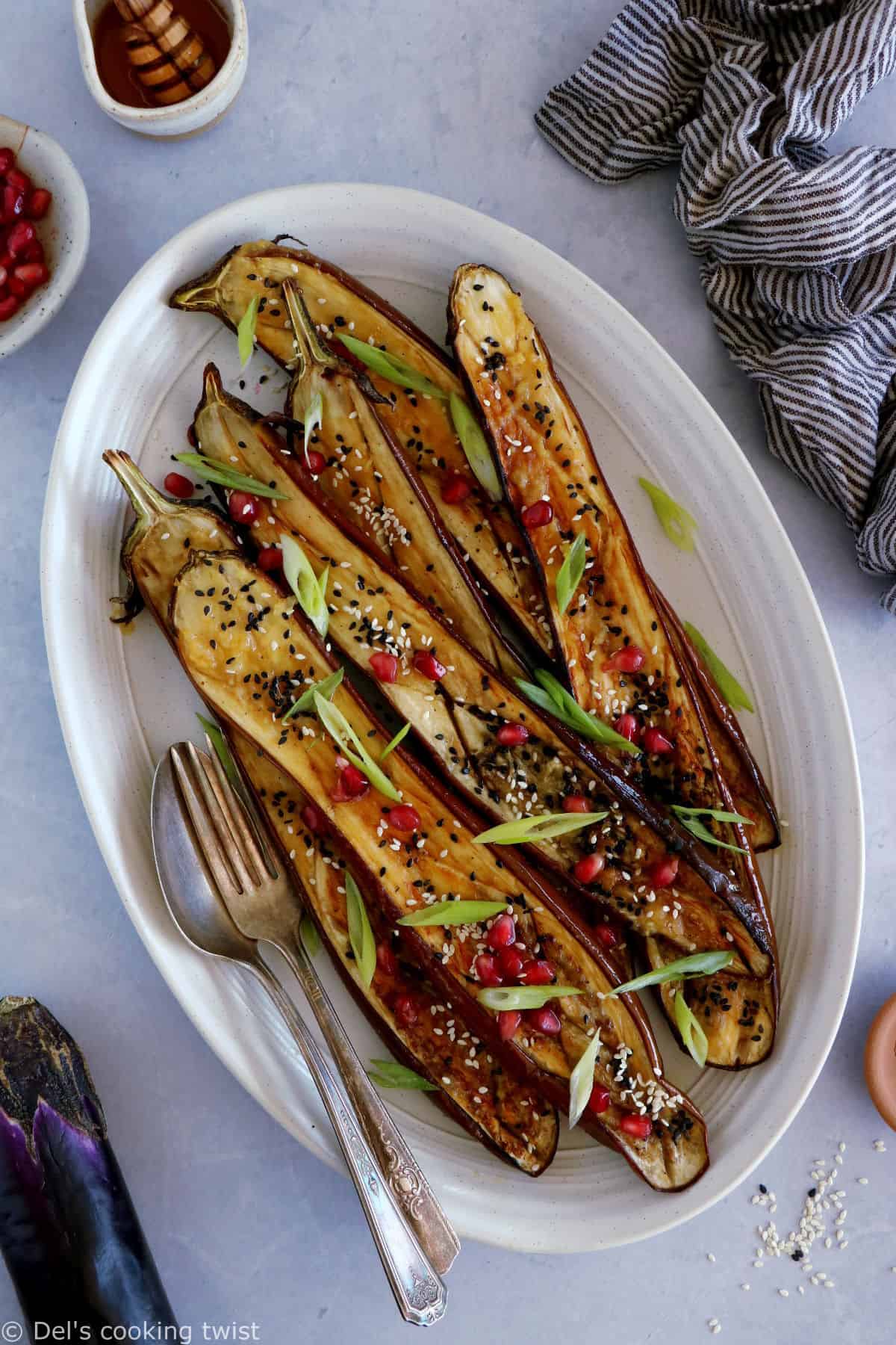 Les aubergines au miso à la japonaise (Nasu Dengaku) sont à plat traditionnel du Japon aux saveurs umami.