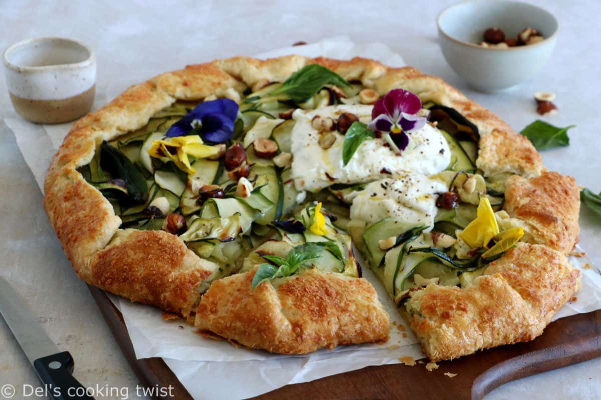 Aussi belle que gourmande, cette tarte rustique aux courgettes, burrata et noisettes grillées fleure bon l'été.