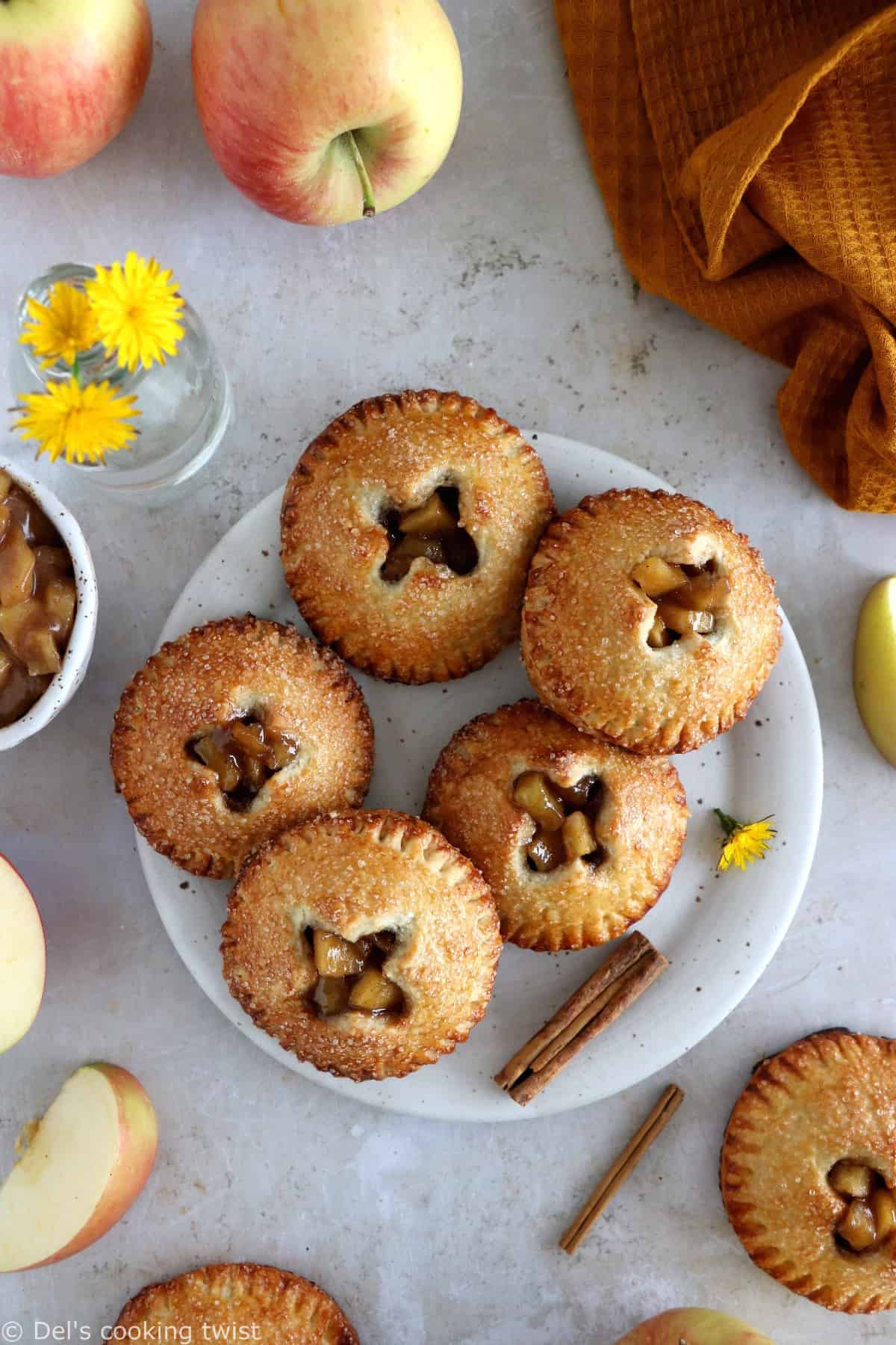 Les hand pies aux pommes (apple hand pies) sont de petites tourtes aux pommes en version individuelle. Une recette très gourmande.