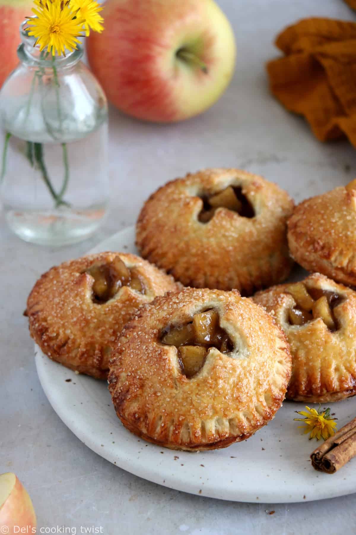 Les hand pies aux pommes (apple hand pies) sont de petites tourtes aux pommes en version individuelle. Une recette très gourmande.