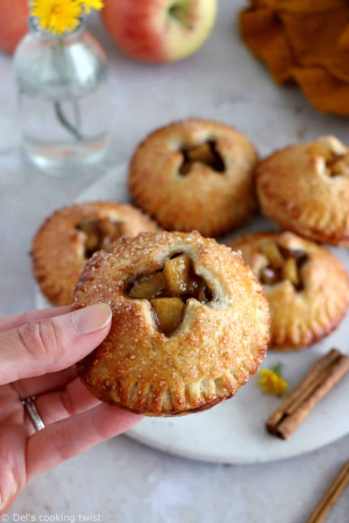 Les hand pies aux pommes (apple hand pies) sont de petites tourtes aux pommes en version individuelle. Une recette très gourmande.