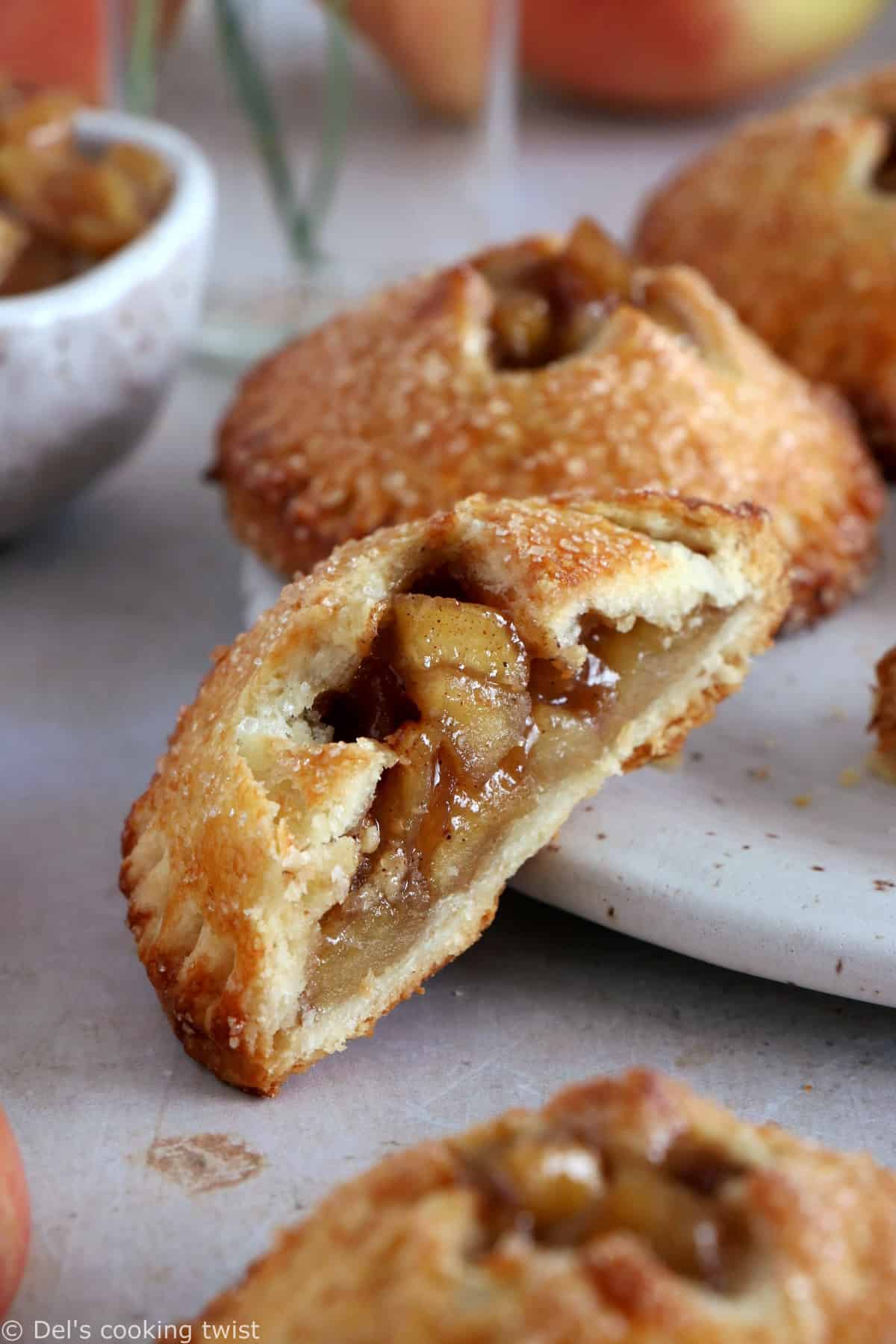 Les hand pies aux pommes (apple hand pies) sont de petites tourtes aux pommes en version individuelle. Une recette très gourmande.