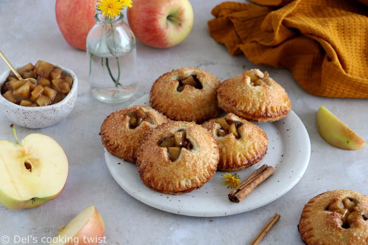 Les hand pies aux pommes (apple hand pies) sont de petites tourtes aux pommes en version individuelle. Une recette très gourmande.