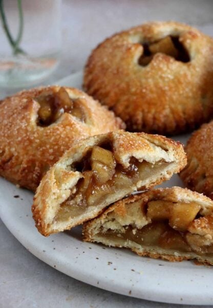 Les hand pies aux pommes (apple hand pies) sont de petites tourtes aux pommes en version individuelle. Une recette très gourmande.