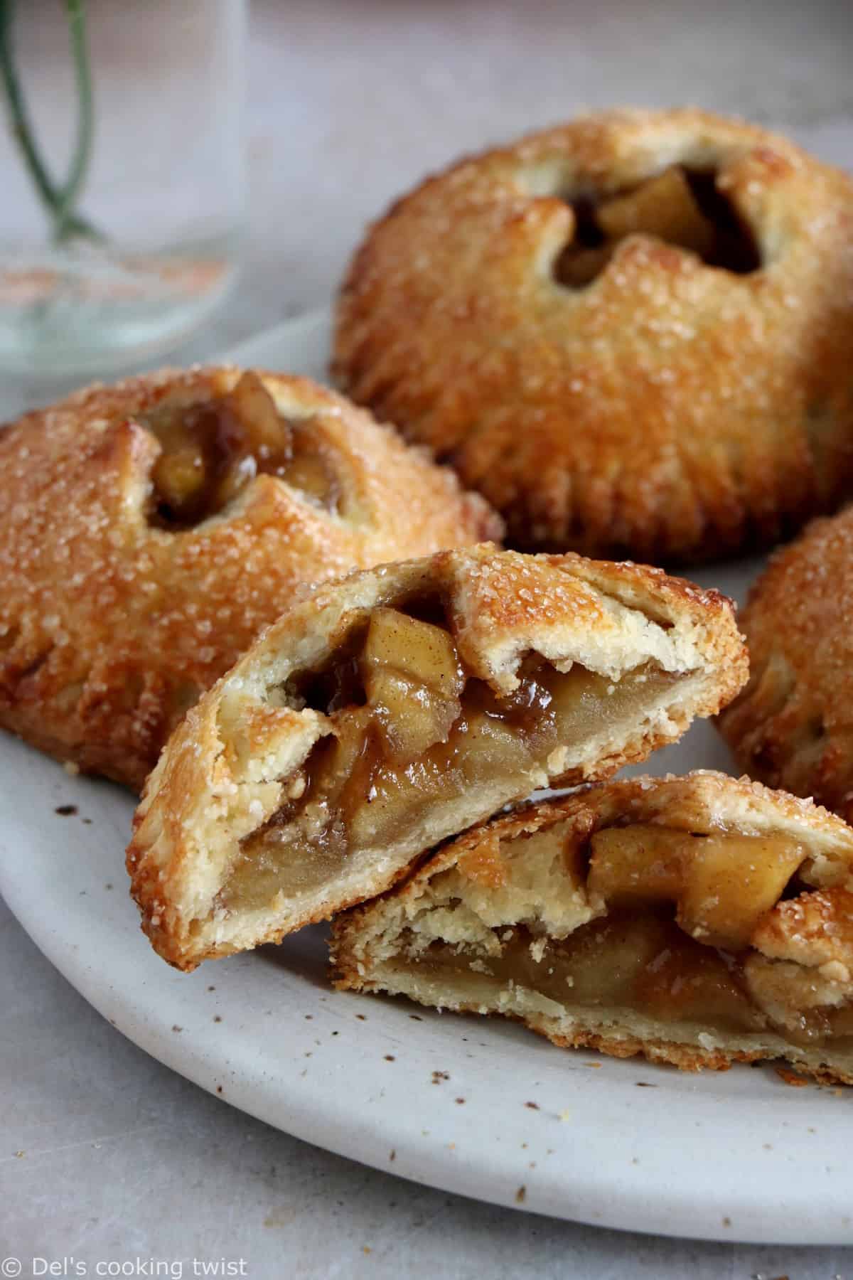 Les hand pies aux pommes (apple hand pies) sont de petites tourtes aux pommes en version individuelle. Une recette très gourmande.