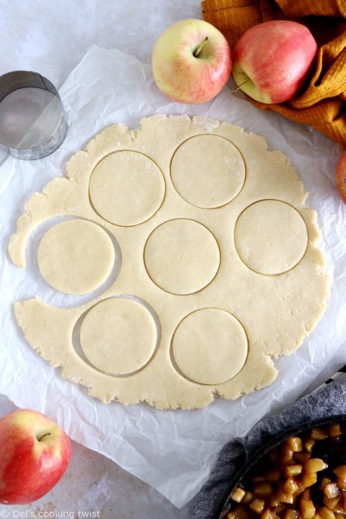 Les hand pies aux pommes (apple hand pies) sont de petites tourtes aux pommes en version individuelle. Une recette très gourmande.
