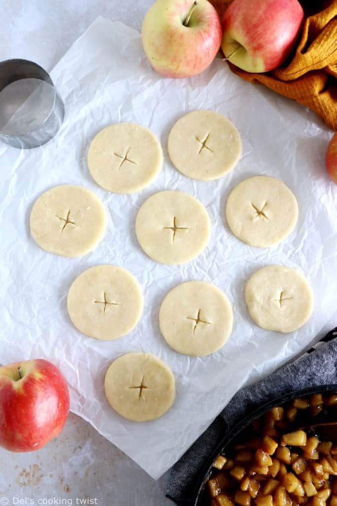 Les hand pies aux pommes (apple hand pies) sont de petites tourtes aux pommes en version individuelle. Une recette très gourmande.