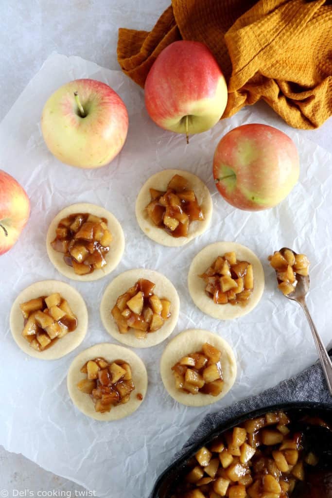 Les hand pies aux pommes (apple hand pies) sont de petites tourtes aux pommes en version individuelle. Une recette très gourmande.