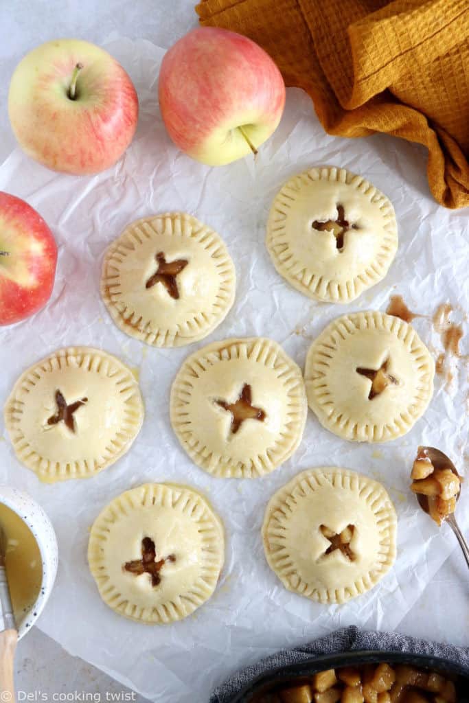 Les hand pies aux pommes (apple hand pies) sont de petites tourtes aux pommes en version individuelle. Une recette très gourmande.